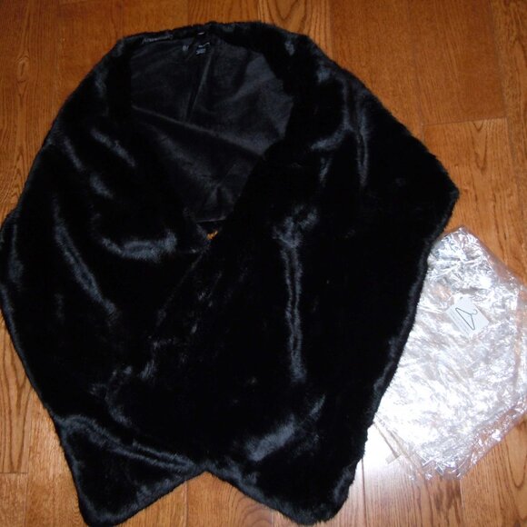 BLACK FAUX FUR WRAP / SHAWL UNISEX NEW IN PKG - Picture 3 of 4